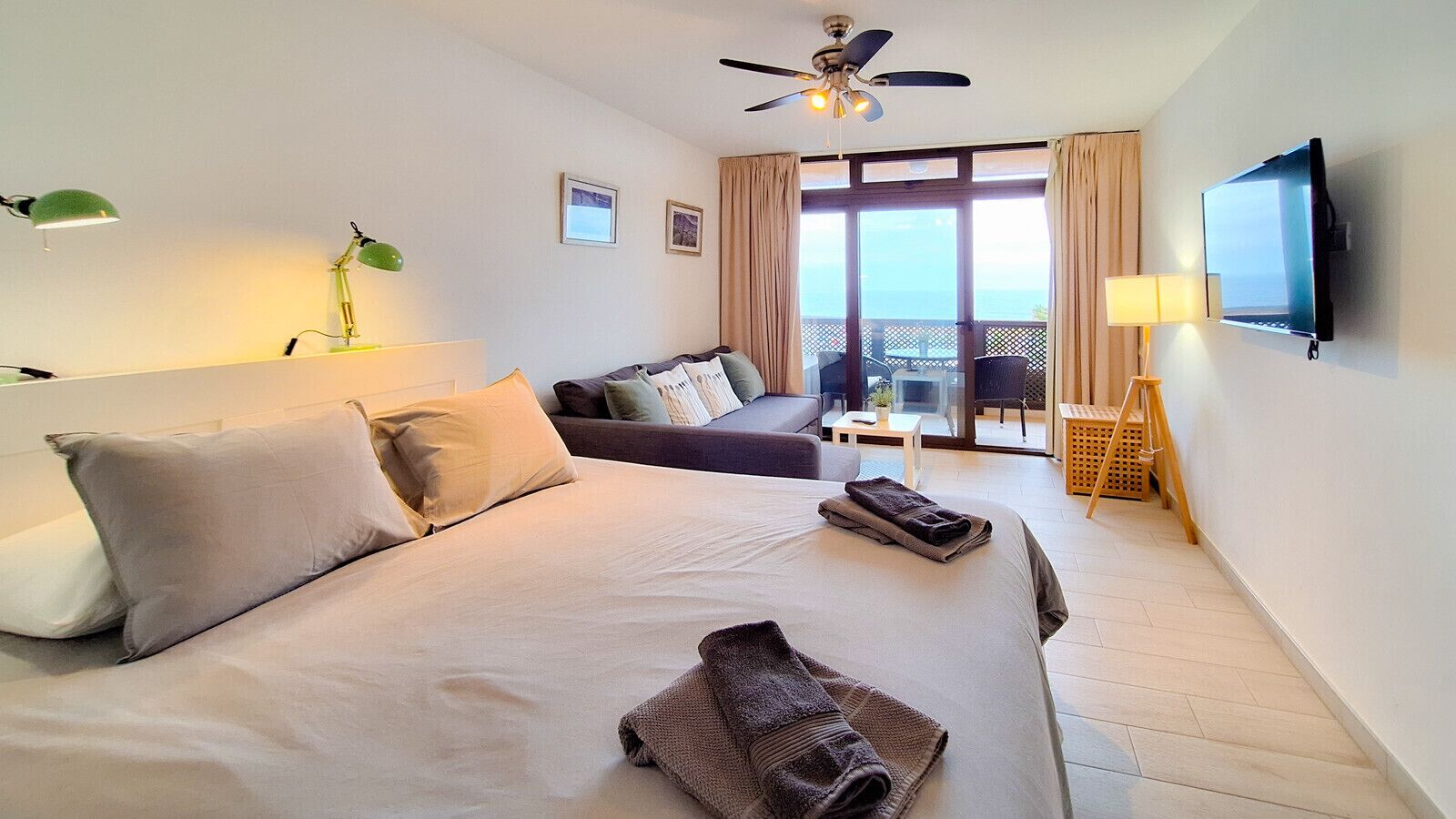 Tabla de planchar con plancha, wifi gratis y ropa de cama 