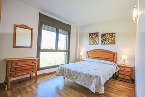 2 makuuhuonetta, silitysrauta/-lauta, vuodevaatteet