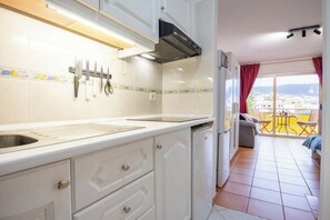 Geladeira, micro-ondas, cooktop, cafeteira/chaleira
