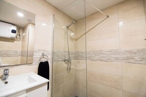 Dusch, hårtork och handdukar