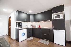 Kühlschrank, Mikrowelle, Herdplatte, Wasserkocher mit Kaffee-/Teezubehör
