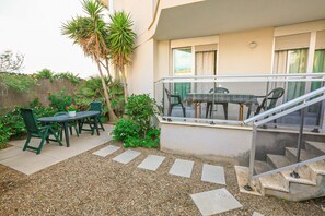 Outdoor dining - Riviera (Miami Playa)