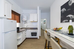 Fridge, microwave, oven, coffee/tea maker