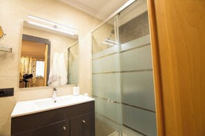 Dusche, Haartrockner, Handtücher