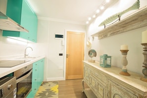 Fridge, microwave, oven, coffee/tea maker