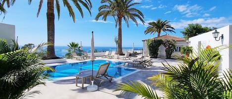 Una piscina climatizada, tumbonas