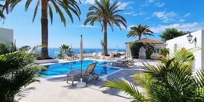 Piscine chauffée, chaises longues