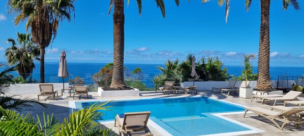 Piscine chauffée, chaises longues
