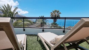A balcony with two lounge chairs and a view of the ocean and mountains. - LA FAJANA ,vistas al mar con terraza y jardín priv (Los Realejos)