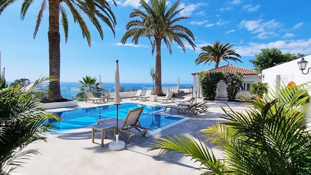 A pool area with lounge chairs, palm trees, and a view of the ocean. - LA FAJANA ,vistas al mar con terraza y jardín priv (Los Realejos)