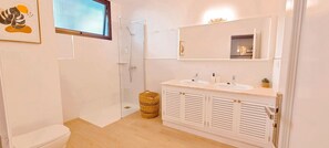 Dusche, Haartrockner, HandtĂŒcher