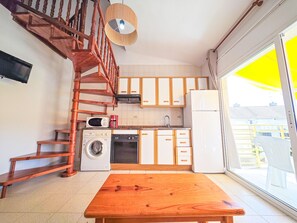 Fridge, microwave, oven, coffee/tea maker