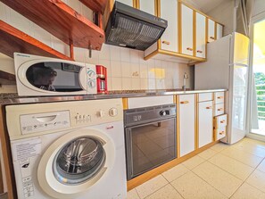 Een koelkast, een microgolfoven, een oven