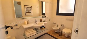 Bathtub, hair dryer, towels - EL ANCÓN, vistas al mar con terraza y jardin priva (Los Realejos)