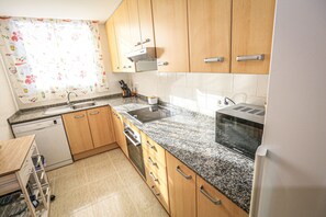 Geladeira, micro-ondas, fogão, lava-louças