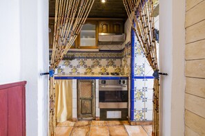 Réfrigérateur, micro-ondes, four, cafetière/bouilloire