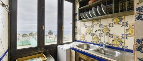 Fridge, microwave, oven, coffee/tea maker