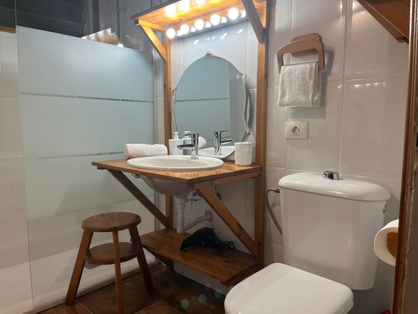 Bañera, secador de pelo y toallas