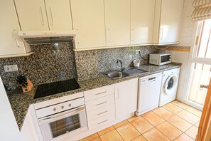 Geladeira, micro-ondas, fogão, lava-louças