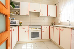 Fridge, microwave, oven, dishwasher - CASA MERCURI Cambrils (Cambrils)