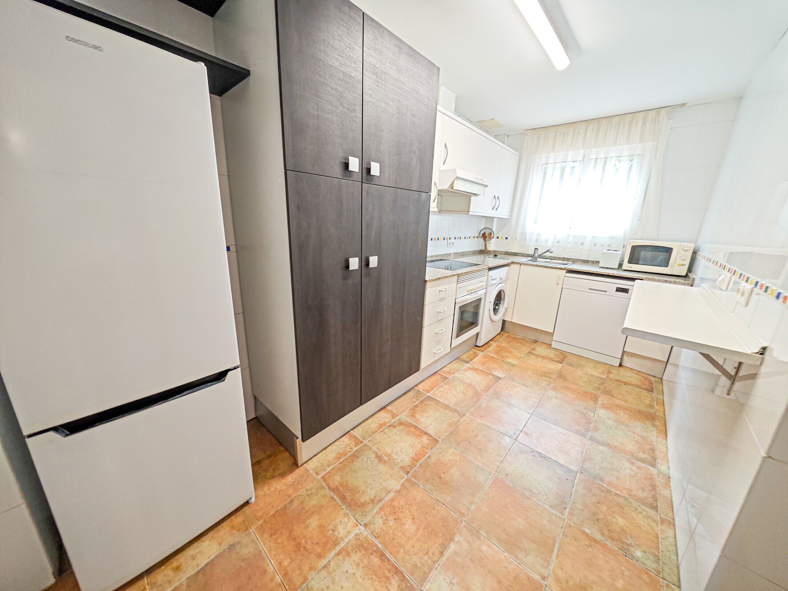 Een koelkast, een microgolfoven, een oven, een vaatwasser