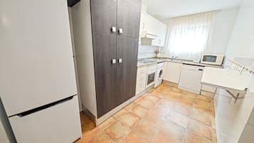 Een koelkast, een microgolfoven, een oven, een vaatwasser