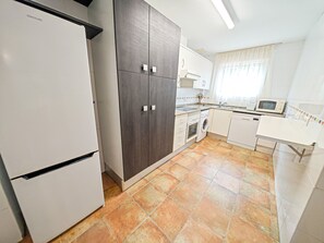 Réfrigérateur, four à micro-ondes, un four, lave-vaisselle