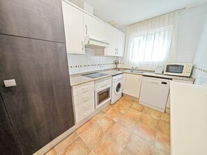 Réfrigérateur, four à micro-ondes, un four, lave-vaisselle