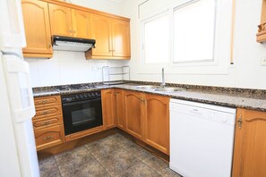 Kühlschrank, Mikrowelle, Ofen, Geschirrspüler