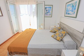 2 bedrooms, bed sheets - VILLA LAURA II (Cambrils)