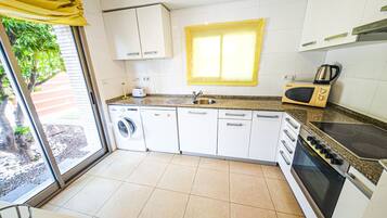 Een koelkast, een magnetron, een oven, een vaatwasser