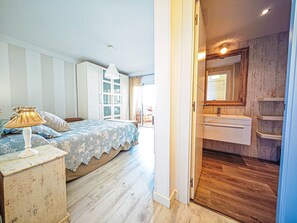 3 bedrooms, iron/ironing board, bed sheets