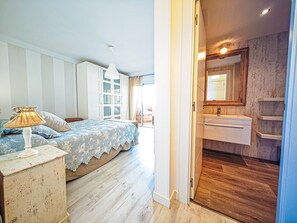 3 dormitorios, tabla de planchar con plancha, ropa de cama