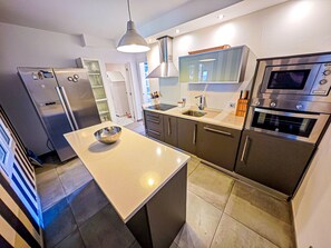 Kühlschrank, Mikrowelle, Ofen, Geschirrspüler