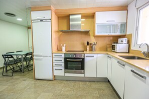 冷蔵庫、電子レンジ、オーブン、コンロ