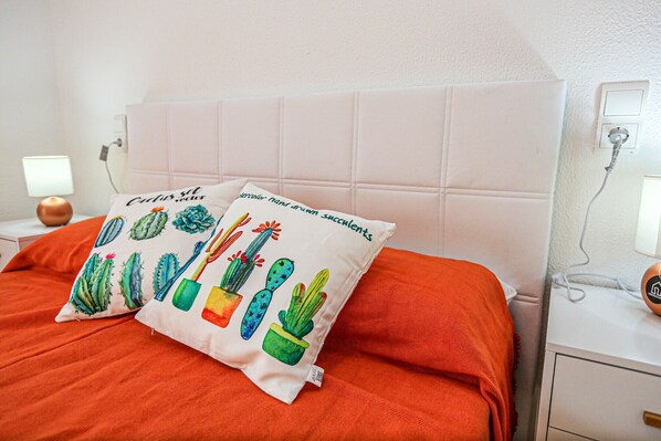 4 quartos, ferros/tábuas de passar roupa, roupa de cama