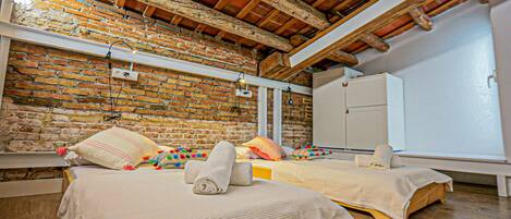 4 bedrooms, WiFi, bed sheets