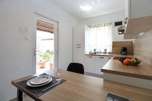 Kühlschrank, Mikrowelle, Ofen, Herdplatte