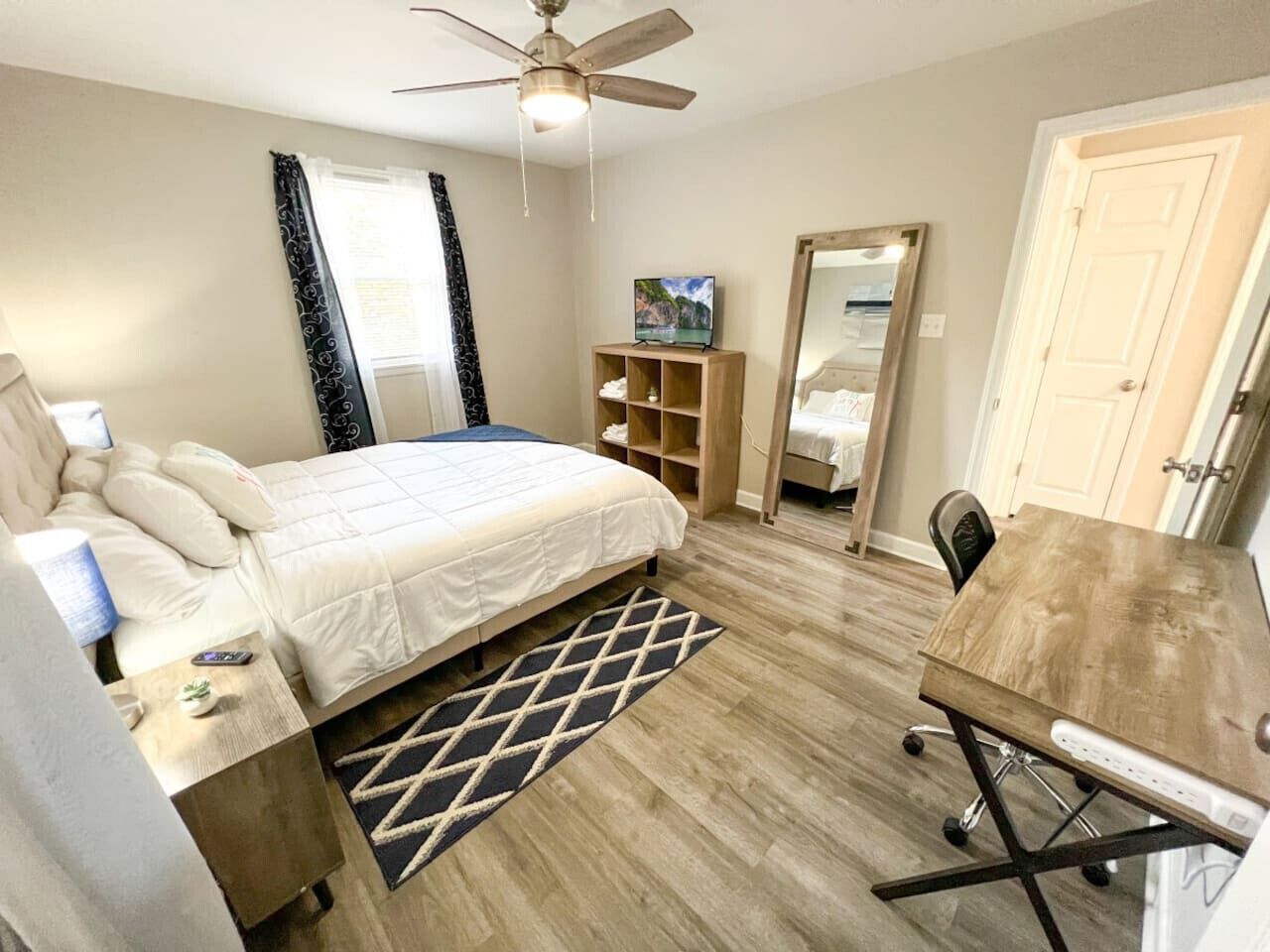 3 habitaciones, escritorio, tabla de planchar con plancha y wifi 