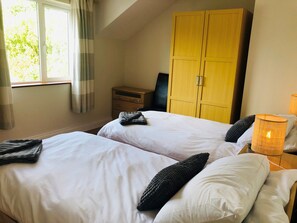 3 bedrooms, free Internet, bed sheets