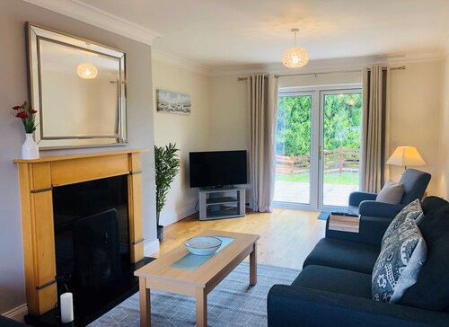 Modern bright detached home just a short stroll from town