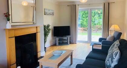 Modern bright detached home just a short stroll from town