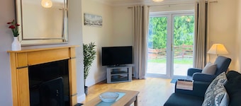 Modern bright detached home just a short stroll from town