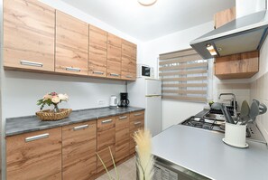 Kylskåp, mikrovågsugn, ugn och spishäll