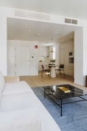 Departamento, 2 habitaciones | Ropa de cama de alta calidad, edredón y camas con efecto memoria 