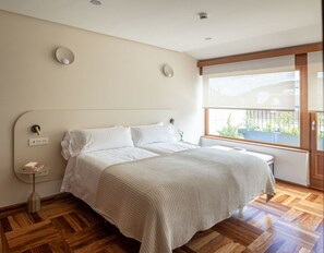 Departamento, 3 habitaciones | Ropa de cama de alta calidad, edredón y camas con efecto memoria 