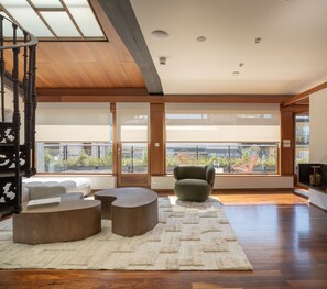 Departamento, 3 habitaciones | Área de sala de estar | Televisión de pantalla plana 