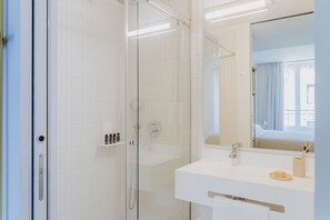 Apartment, 2 Bedrooms | Bathroom | Shower, hair dryer, towels, soap - The Passage Apartments (San Sebastián)