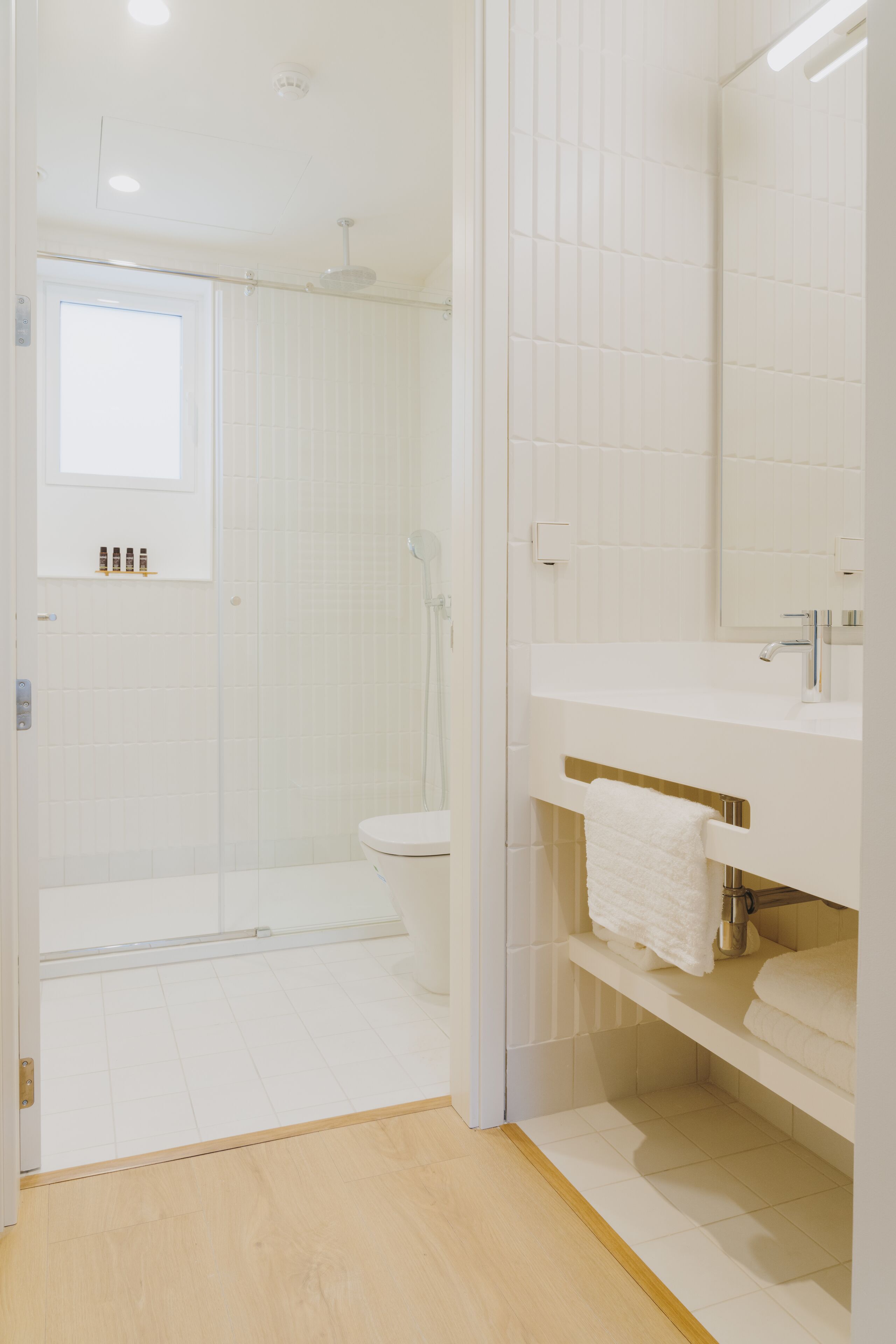 Une salle de bain moderne équipée d’une douche, de toilettes et d’un lavabo.