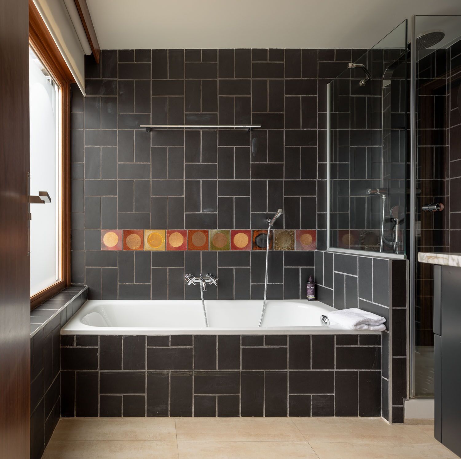 Apartamento, 3 habitaciones | Baño | Ducha, secador de pelo, toallas y jabón